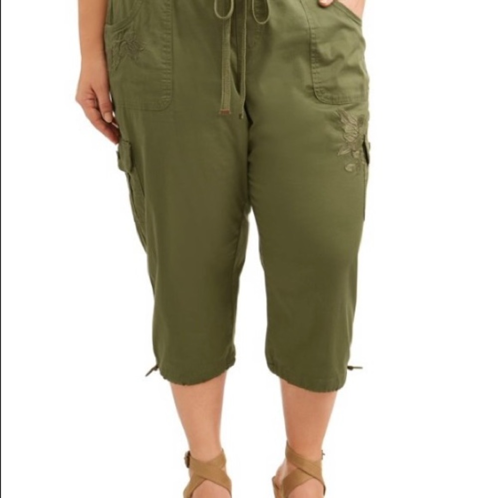 Terra & Sky green cargo adjustable capri pants